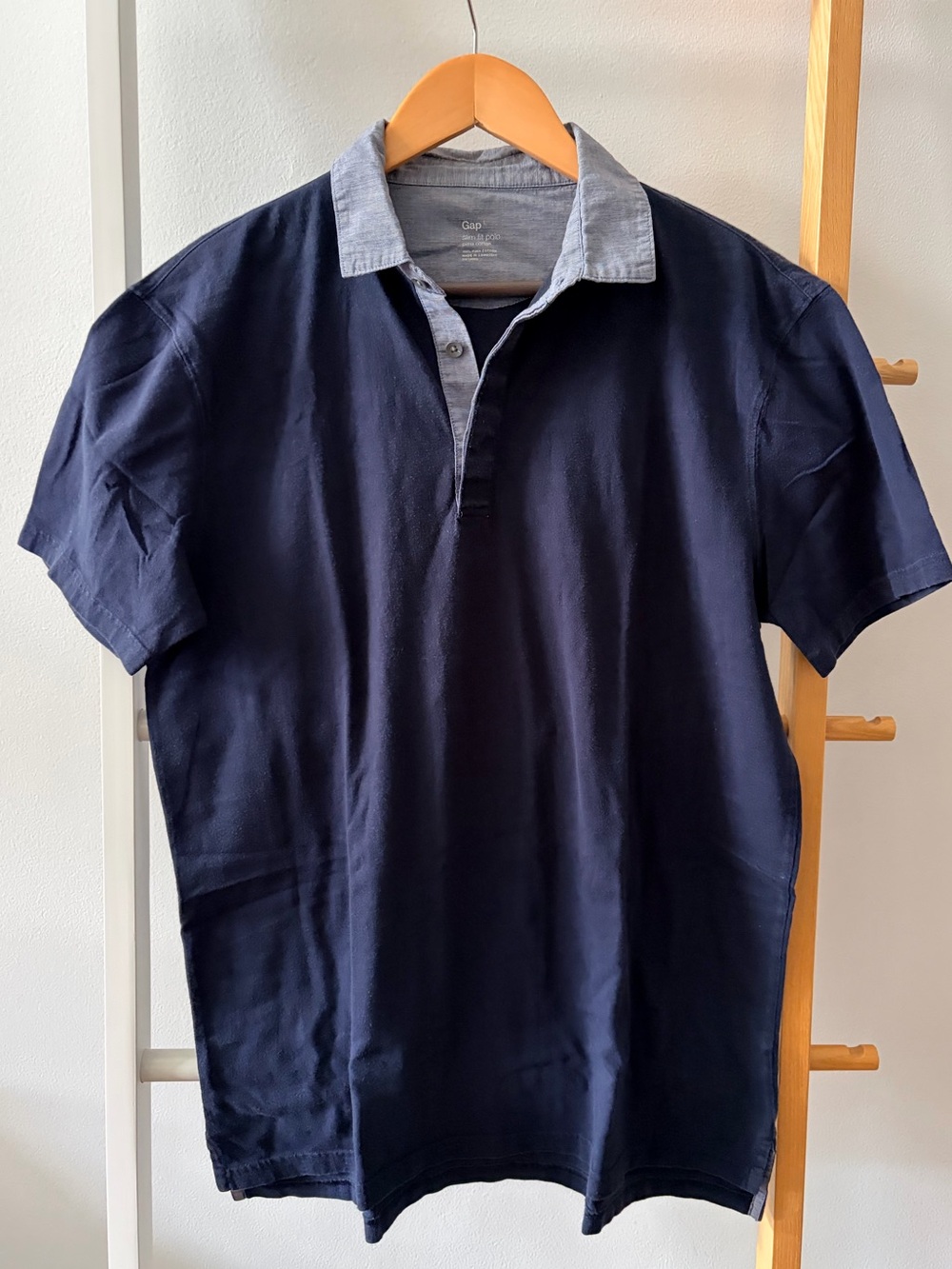 Menโs GAP Navy Polo with Light Gray Contrast Collarโ